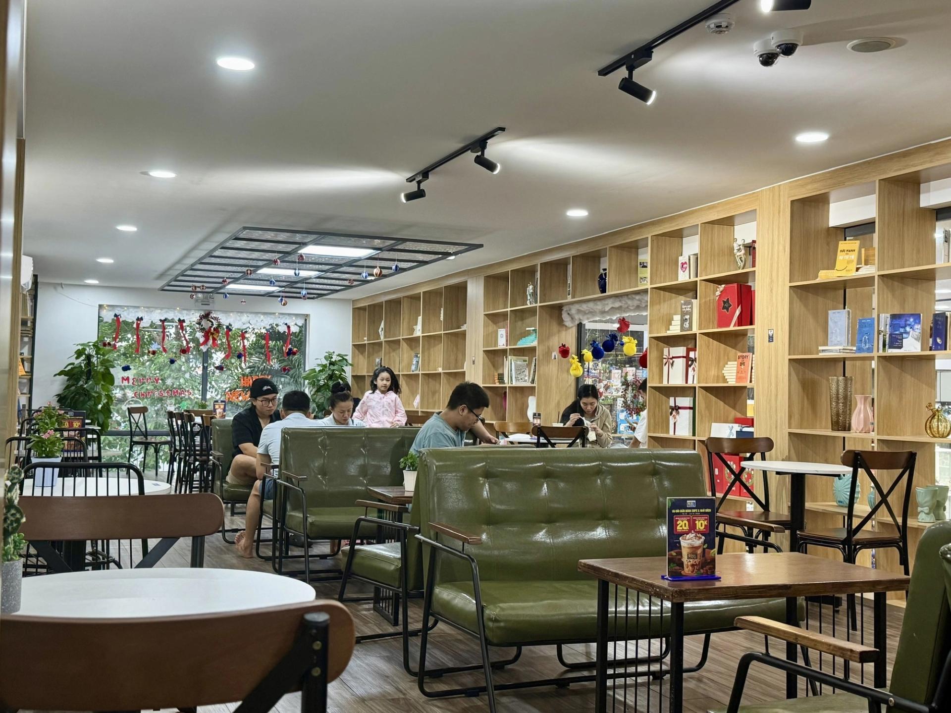 Nhà sách Phương Nam Bình Phú có không gian cà phê sách cho độc giả ngồi lại